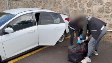 Lastikleri patlatılarak durdurulan otomobilde 44 kilo uyuşturucu yakalandı