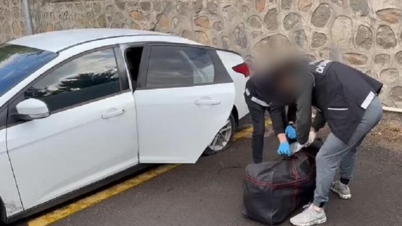 Lastikleri patlatılarak durdurulan otomobilde 44 kilo uyuşturucu yakalandı