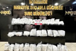 video – Lastikleri patlatılarak durdurulan otomobilde 44 kilo uyuşturucu yakalandı