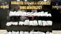 video – Lastikleri patlatılarak durdurulan otomobilde 44 kilo uyuşturucu yakalandı