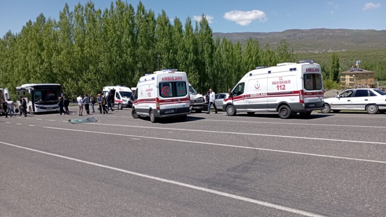 Bingöl’de halk otobüsü ile yolcu minibüsü çarpıştı: 16 yaralı