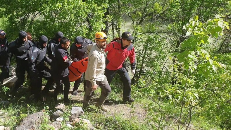 Otomobilin Munzur Çayı’na uçtuğu kazada amcanın cesedine ulaşıldı, yeğeni aranıyor