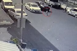 Video: Otomobilin çarptığı çocuk ağır yaralandı, o anlar kamerada
