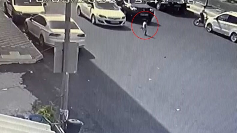 Otomobilin çarptığı çocuk ağır yaralandı, o anlar kamerada