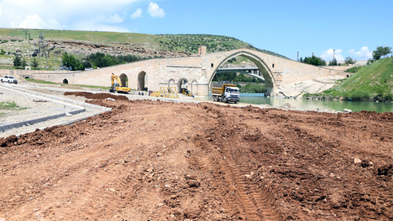Tarihi Malabadi Köprüsü’nde çevre düzenleme çalışmaları sürüyor