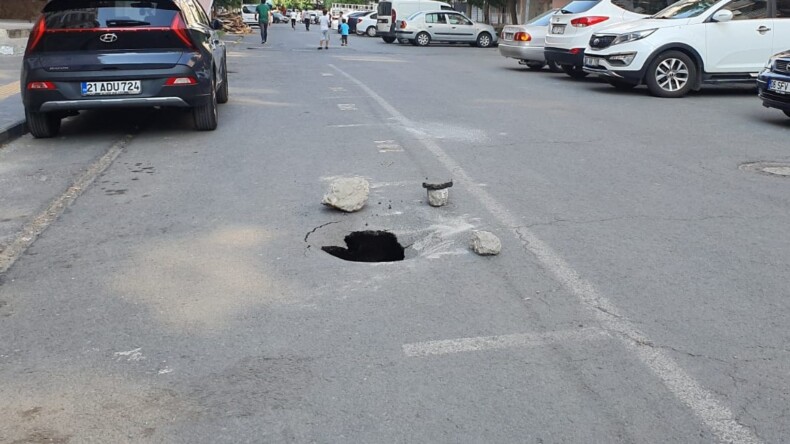 Diyarbakır’da sebebi bilinemeyen bir şekilde yol çöktü