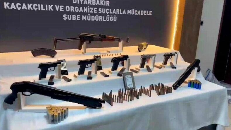 Diyarbakır’da içkili eğlence mekanında zulalanmış çok sayıda silah ele geçirildi