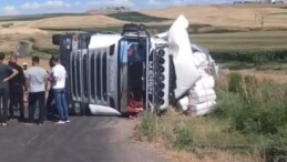 Bismil’de saman yüklü kamyon devrildi