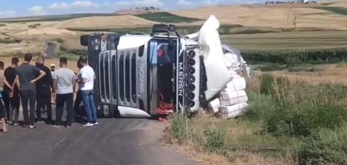 Bismil’de saman yüklü kamyon devrildi