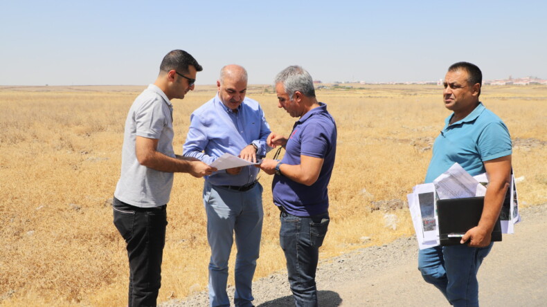 Diyarbakır’da depremzedeler için inşası süren konutlarda alt yapı çalışmaları başladı