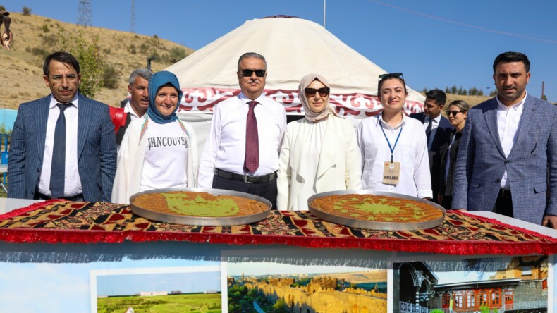 Vali Ali İhsan Su Malazgirt Zaferi kutlamalarına katıldı