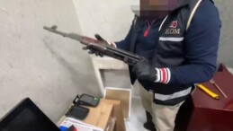 Diyarbakır’da Polisin Çatalla Açtığı Duvarda ‘Kalaşnikof’ Ele Geçirildi: İşletmeci Tutuklandı