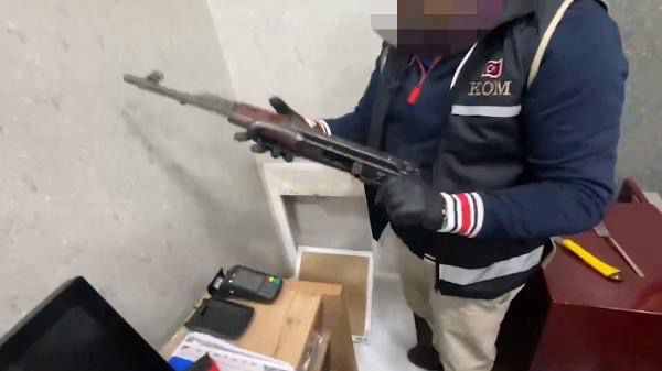 Diyarbakır’da Polisin Çatalla Açtığı Duvarda ‘Kalaşnikof’ Ele Geçirildi: İşletmeci Tutuklandı