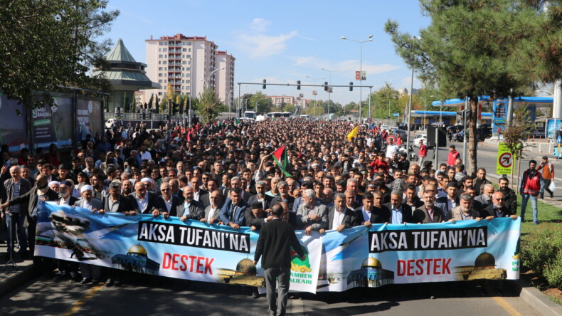 Diyarbakır’da İsrail Saldırılarına Yürüyüşlü Protesto