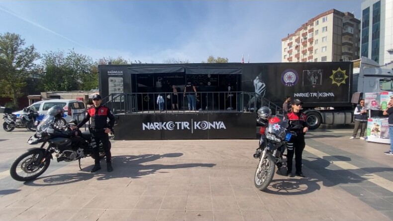 Narkotik Eğitim TIR’ı Diyarbakır’da Vatandaşları Bilgilendiriyor