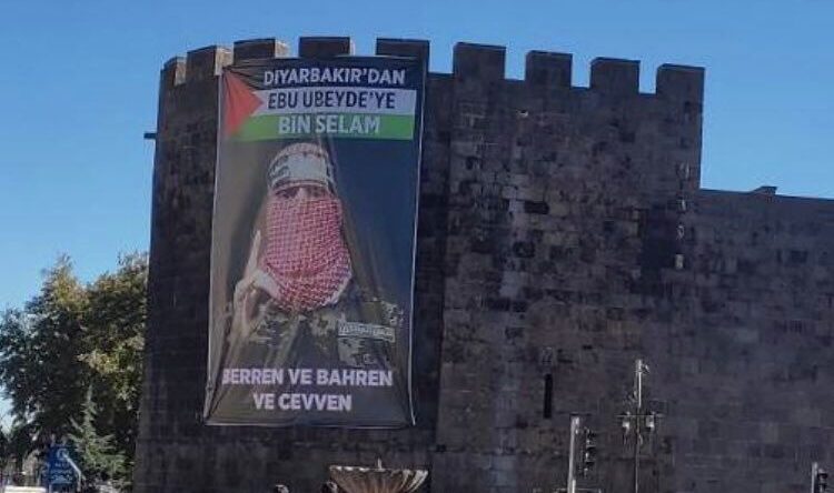 Tarihi Diyarbakır Surlarına Hamas Sözcüsünün Posteri Asıldı