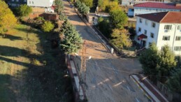 Asfalt Yerine Mucur Dökülünce Araçlar Oluşan Çukura Düştü