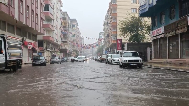 Diyarbakır’da Yağmur ve Fırtına Etkili Oldu