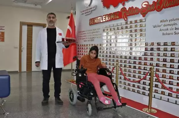 Engelli 3 Çocuğundan Merve’yi, Çalıştığı Kuruma Götürüp Sosyalleşmesini Sağlıyor