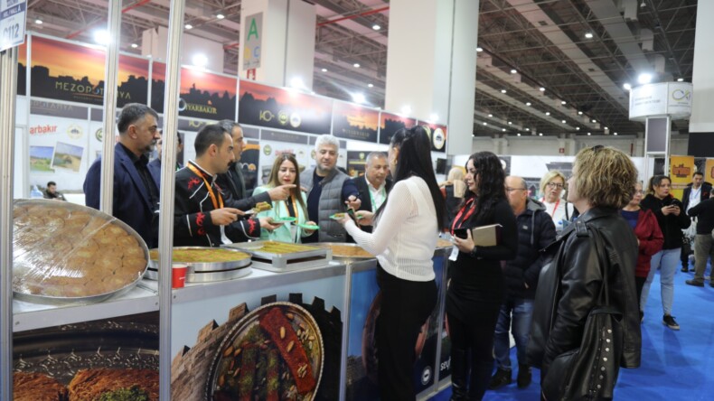 İzmir Fuarı’nda Vatandaşlara Diyarbakır Kadayıfı İkram Edildi