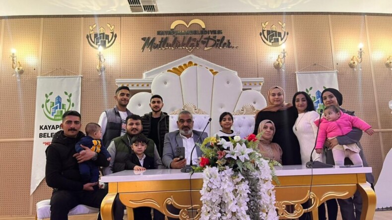 Diyarbakır’da Emek Çifti, 12 Torun Ve 7 Çocukla Nikah Tazeledi