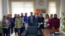 Bağlar Nüfus Müdürlüğü’nde Çalışan Kadınlara Karanfil Dağıtıldı