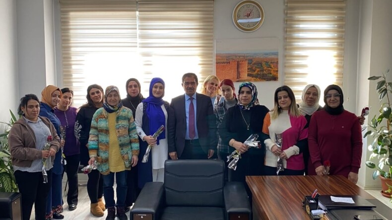 Bağlar Nüfus Müdürlüğü’nde Çalışan Kadınlara Karanfil Dağıtıldı