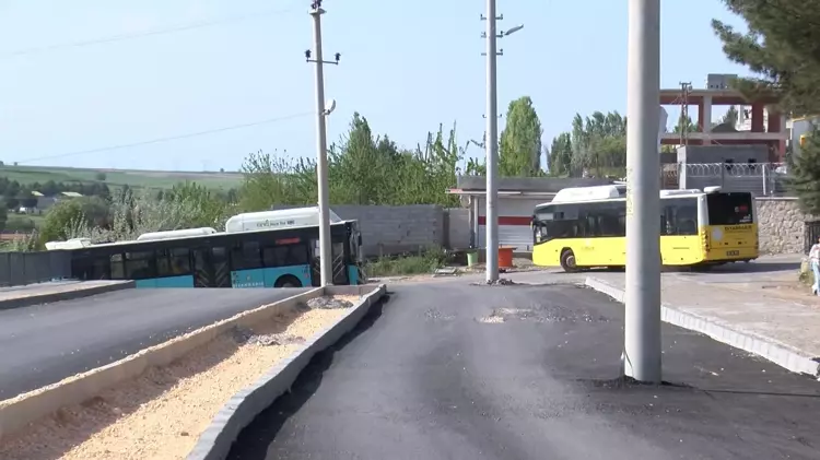 Yol Yapımında Elektrik Direkleri Cadde Ortasında Kaldı