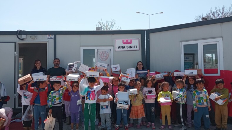 Diyarbakır’da Konteyner Kent’te Kalan Çocuklara Bayramlık