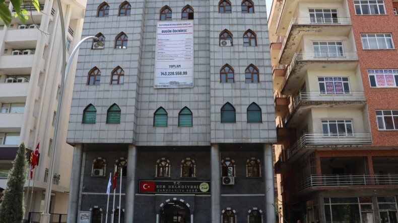 Kayyum Döneminden Kalan Borcu Belediye Binasına Astılar!