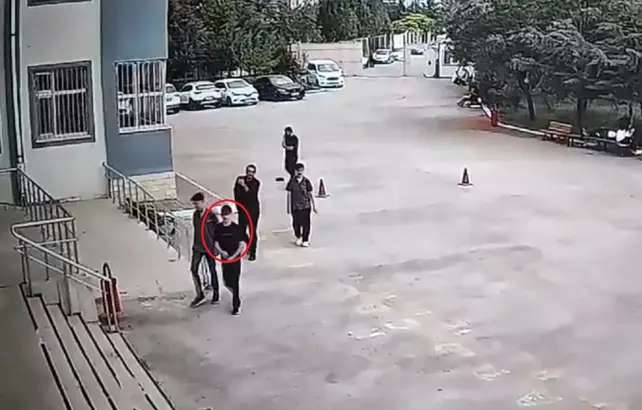 Okul Müdürünü Bıçaklayıp Kaçan Eski Öğrenci Yakalandı!