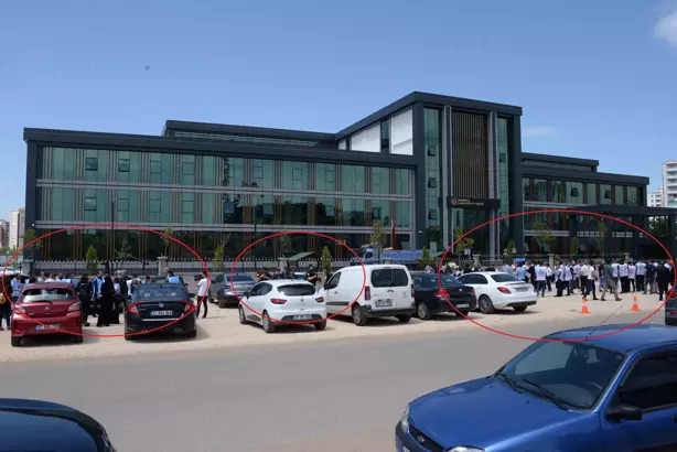 Diyarbakır’da 2 Sendika, Açıklamalarını 5 Dakika Arayla Aynı Yerde Yaptı!