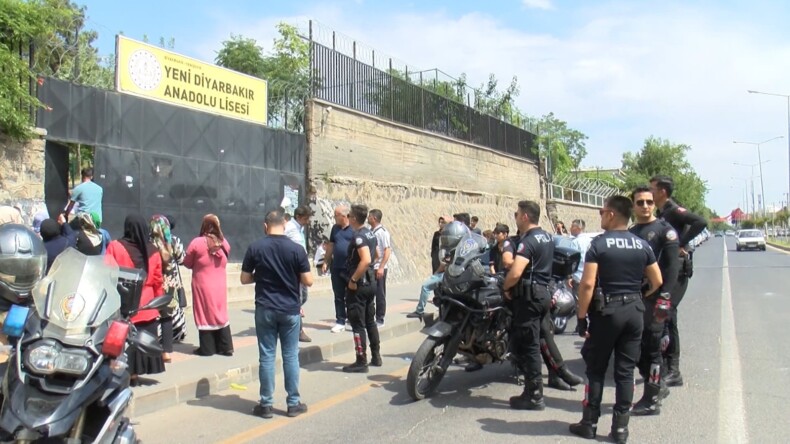 Diyarbakır’da İsimleri Karıştırılan Okulların Önünde Önlem Alan Polis, 21 Adayı Sınava Yetiştirdi
