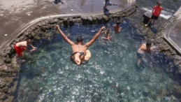 Diyarbakır’da Çocuklar, Tehlikeye Aldırış Etmeden Süs Havuzunda Serinledi