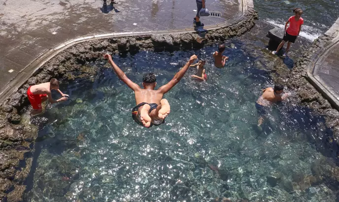 Diyarbakır’da Çocuklar, Tehlikeye Aldırış Etmeden Süs Havuzunda Serinledi