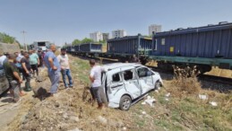 Yük Treni, Hemzemin Geçitte Hafif Ticari Araca Çarptı: 2 Yaralı