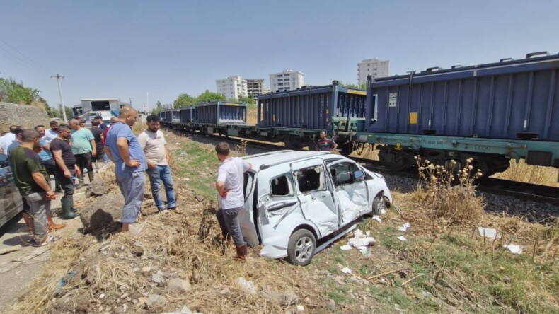 Yük Treni, Hemzemin Geçitte Hafif Ticari Araca Çarptı: 2 Yaralı
