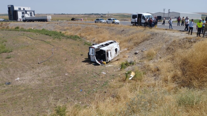 Diyarbakır’da Yolcu Minibüsü İle Kamyonet Çarpışması Kamerada: 6’sı Çocuk 14 Yaralı
