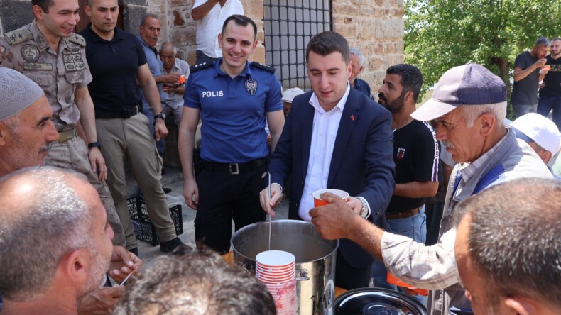 Hazro’da 1000 Kişiye Aşure Dağıtıldı