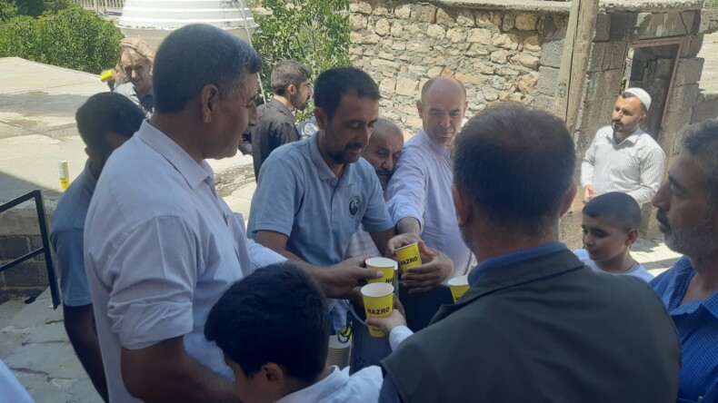 Hazro Belediyesi’nden 500 Kişiye Limonata ve Şerbet İkramı