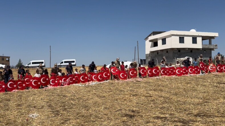 Diyarbakır’da Jandarmadan Çocuklara Türk Bayraklı Uçurtma