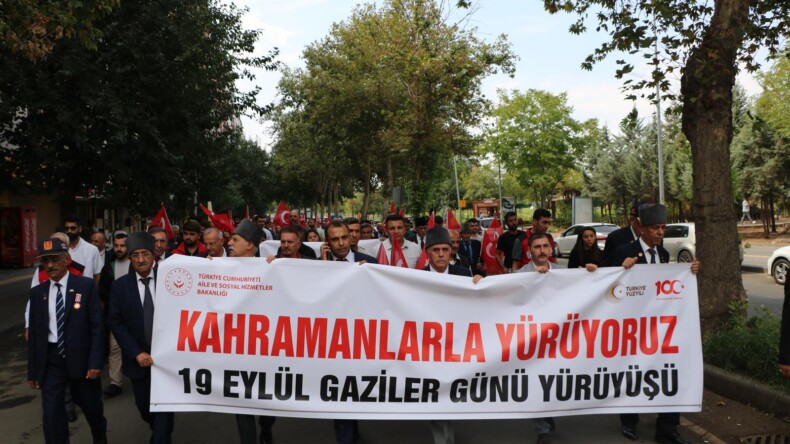Diyarbakır’da Gaziler Yürüyüş Gerçekleştirdi