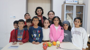 ‘Robotik Kodlama’ Dersinde Öğrendikleri Sistemle Meyvelerden Piyano Yapıp Çaldılar