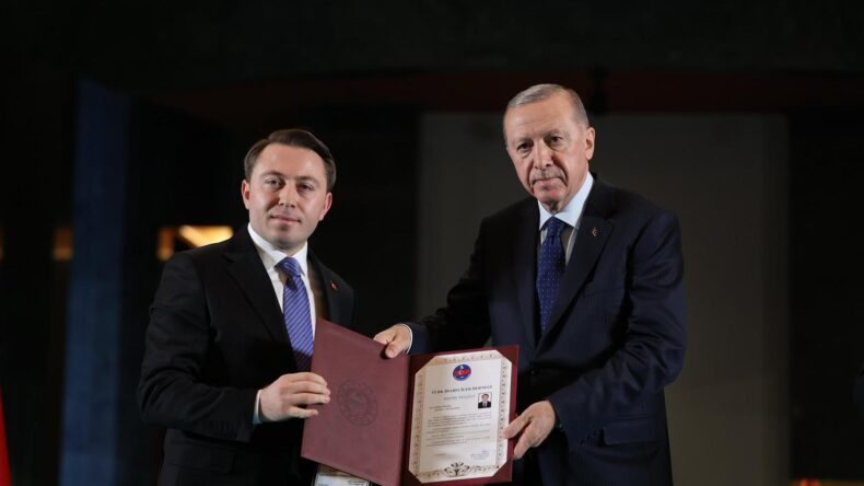 Diyarbakır’da Görev Yapan Kaymakam Hülür’e Meslek Ödülü Verildi