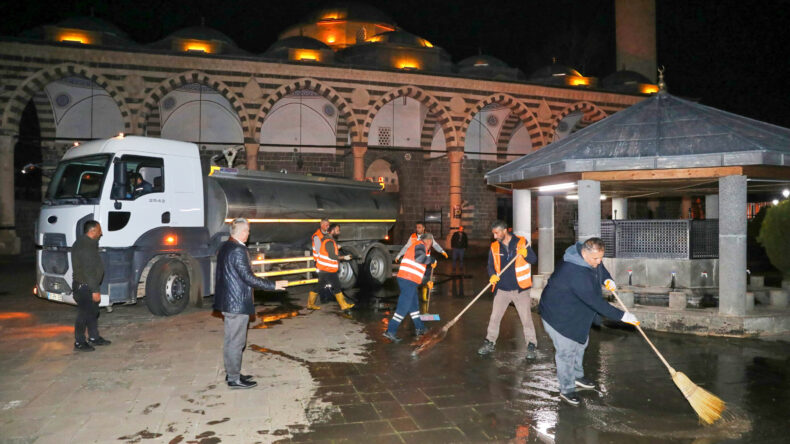 Diyarbakır’daki ibadethanelerde Ramazan Bayramı temizliği başladı