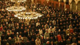Diyarbakır’da Ramazan ayının son teravih namazı kılındı