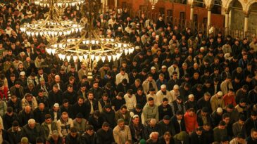Diyarbakır’da Ramazan ayının son teravih namazı kılındı