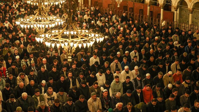 Diyarbakır’da Ramazan ayının son teravih namazı kılındı
