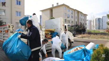 Kötü koku yayılan evden bir kamyon çöp çıktı