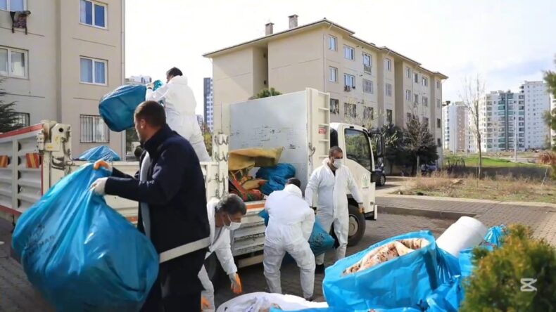 Kötü koku yayılan evden bir kamyon çöp çıktı